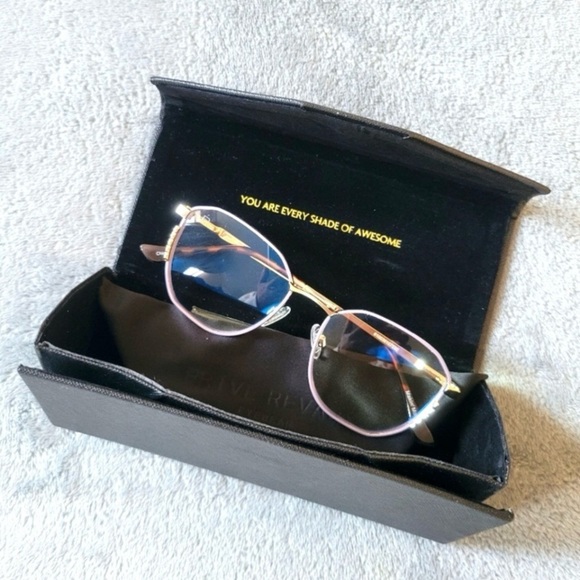 Prive Revaux Circle Back
Blue Light Readers
Strength 3-3.5
Pink/Gold 3 - Picture 9 of 9